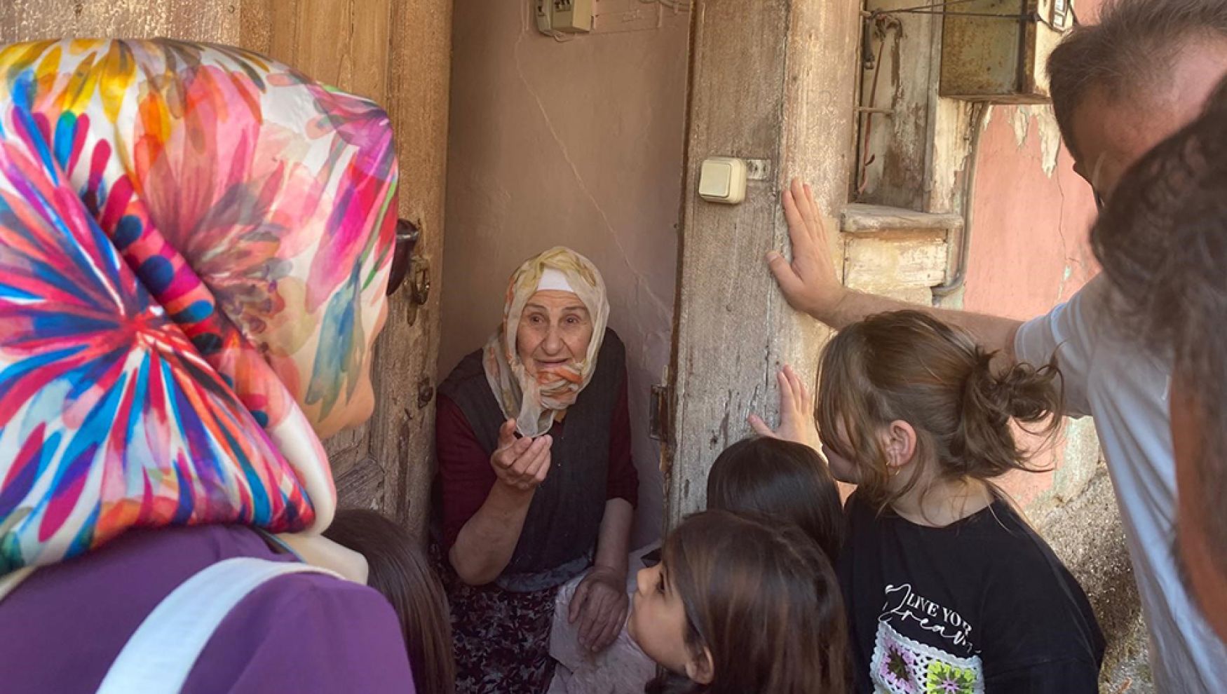 Miniklerden engelli ve yaşlılara anlamlı ziyaret