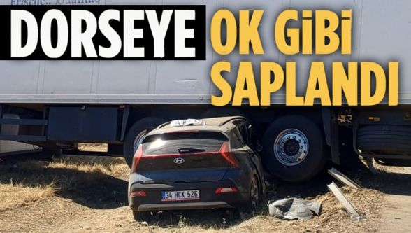 Otomobil, tırın altında metrelerce sürüklendi