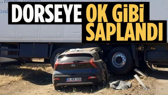 Otomobil, tırın altında metrelerce sürüklendi