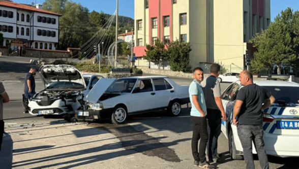 2 otomobil kafa kafaya çarpıştı