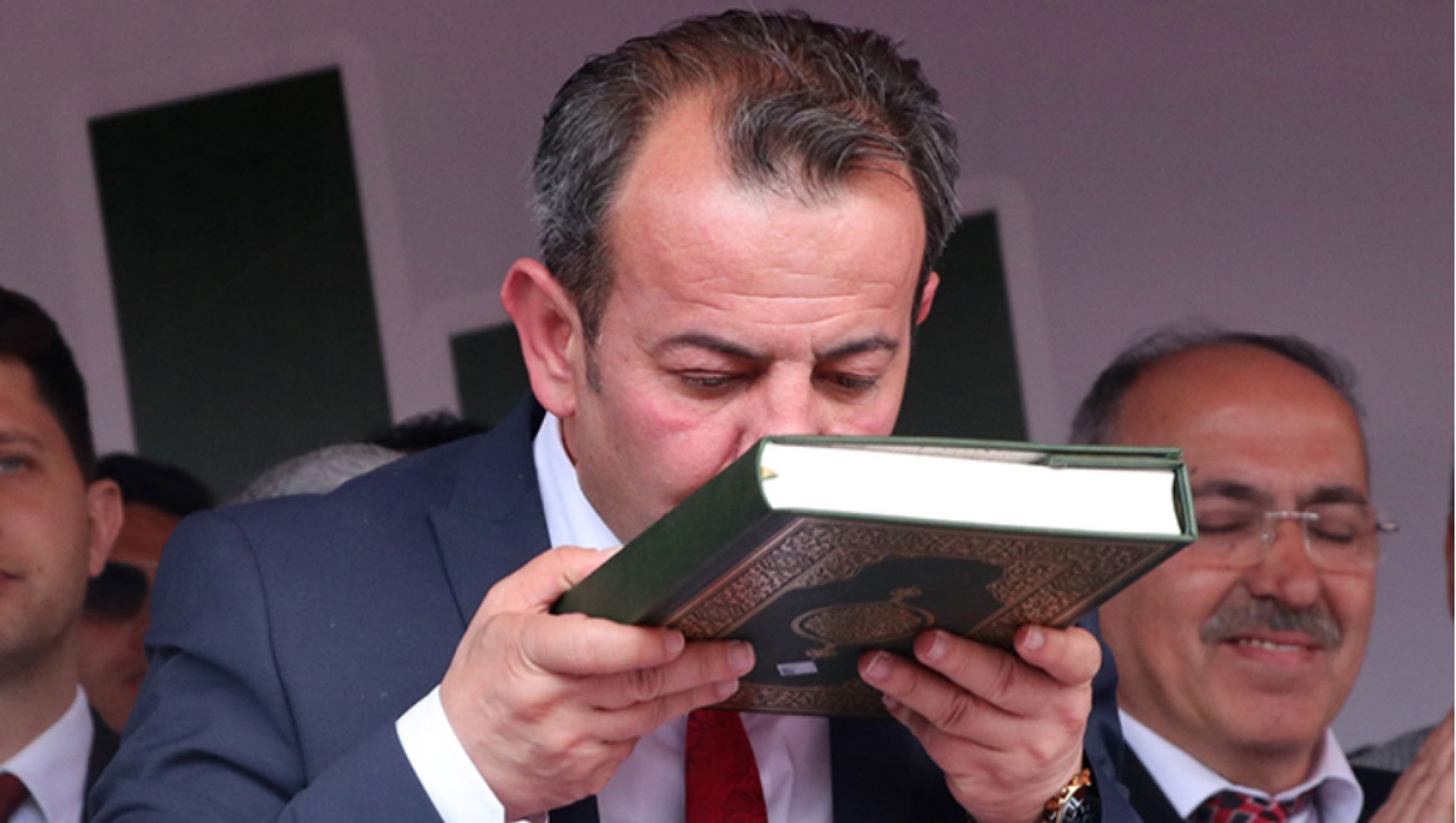 Tanju Özcan alkolü bıraktı, namaza başladı