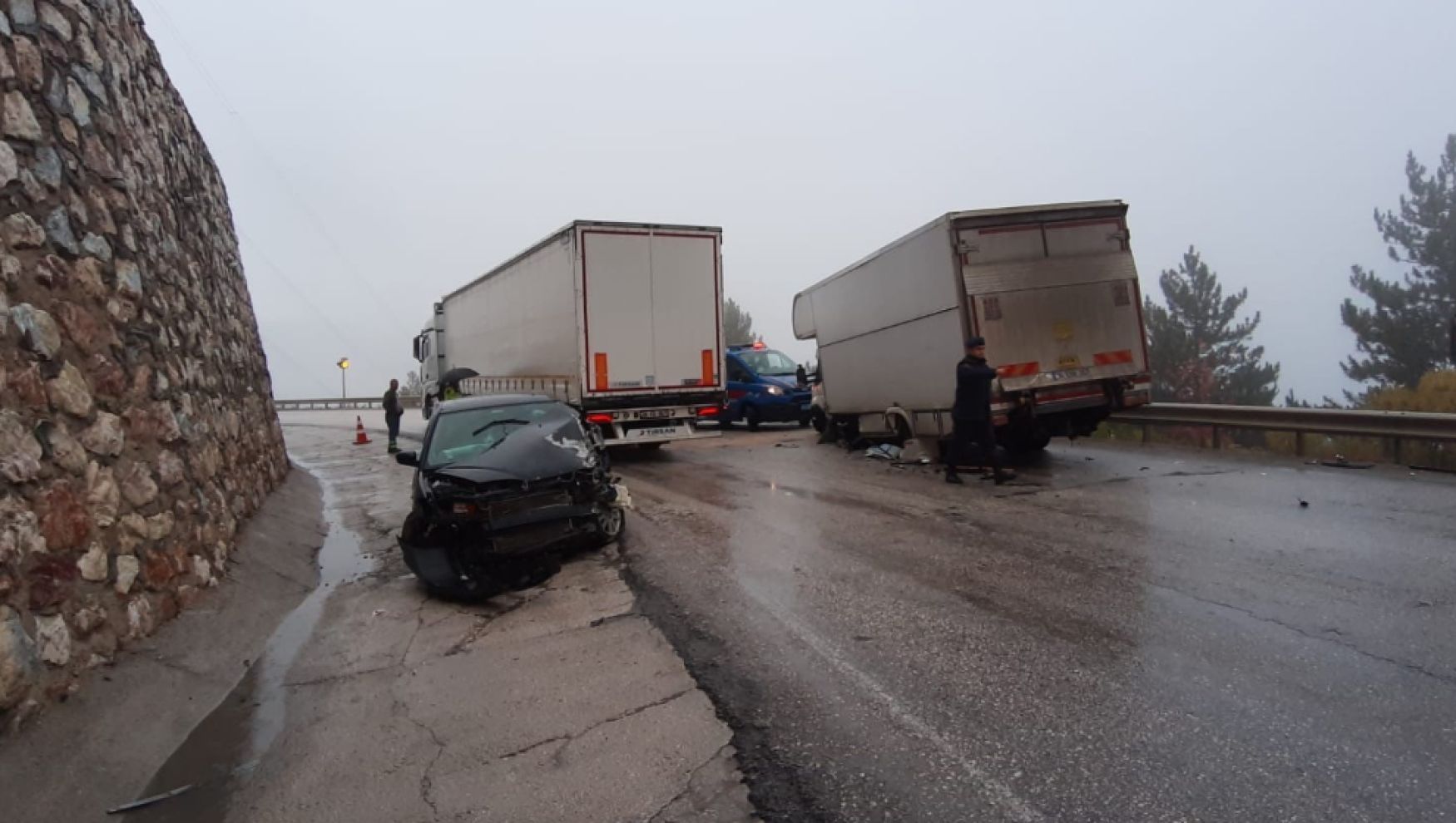 Yağış kazayı beraberinde getirdi: Karavan otomobille çarpıştı