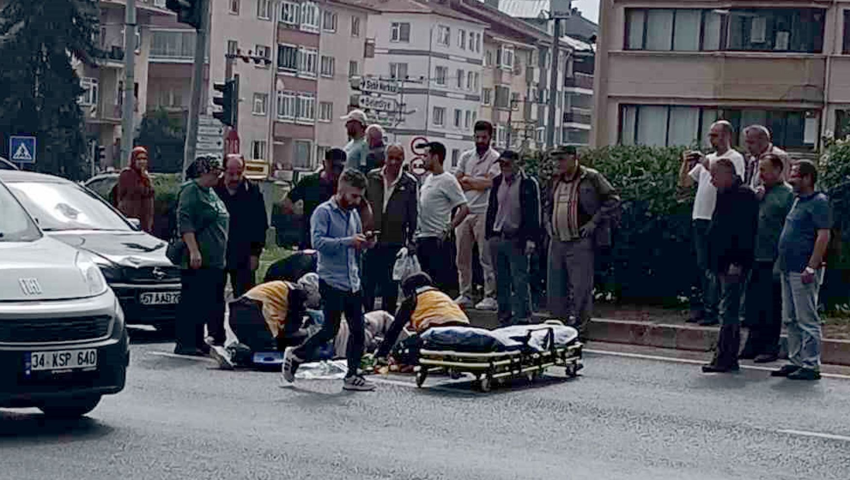 Yolun karşısına geçmek isteyen yayaya otomobil çarptı