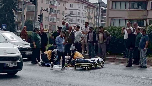 Yolun karşısına geçmek isteyen yayaya otomobil çarptı