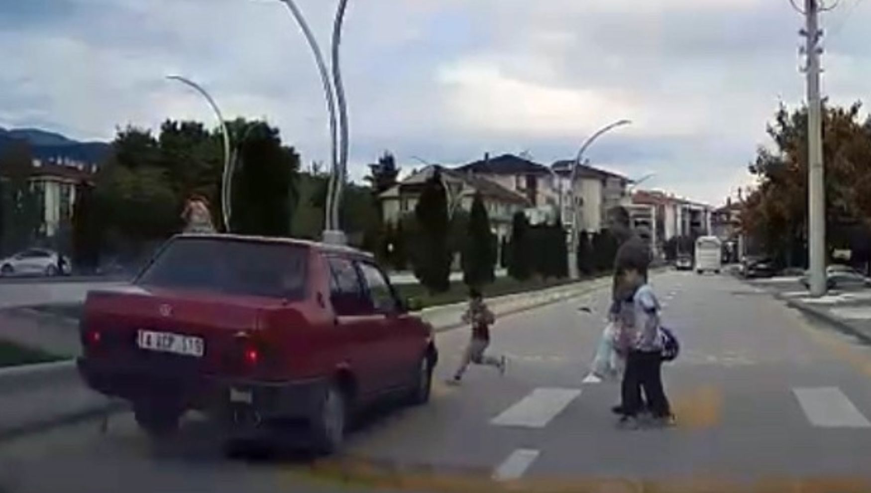 Bolu'da yaya geçidinde 4 yaşındaki çocuğa otomobil çarptı: O anlar kamerada