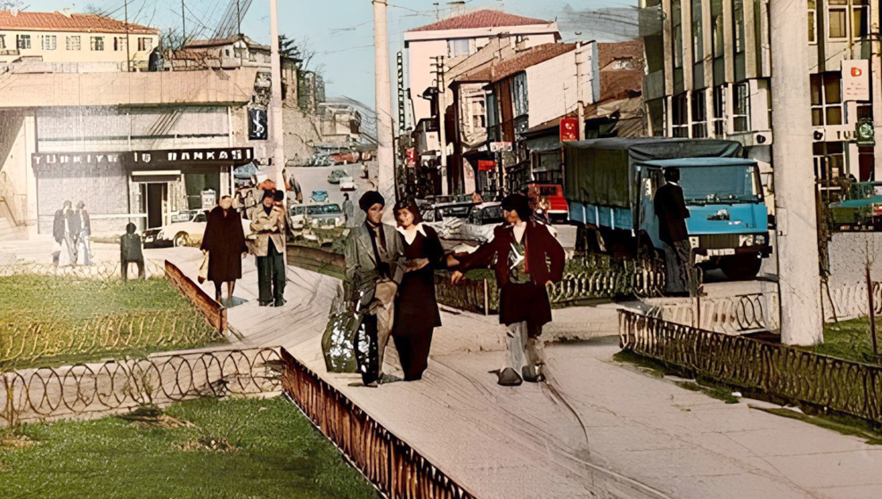 Yarım asır sonra bir araya gelip aynı pozu verdiler