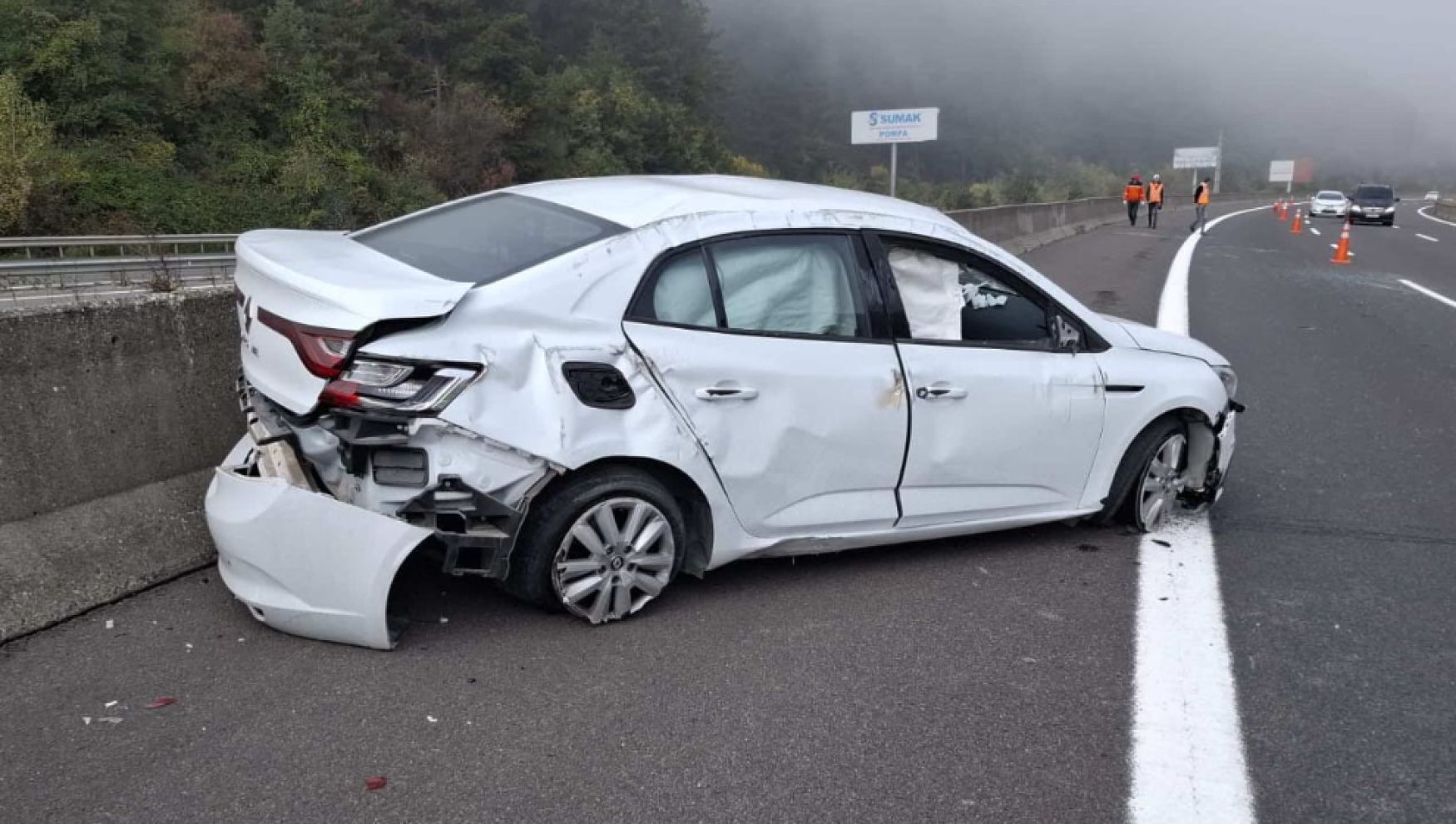Otoyolda bariyerlere çarptı, burnu bile kanamadı