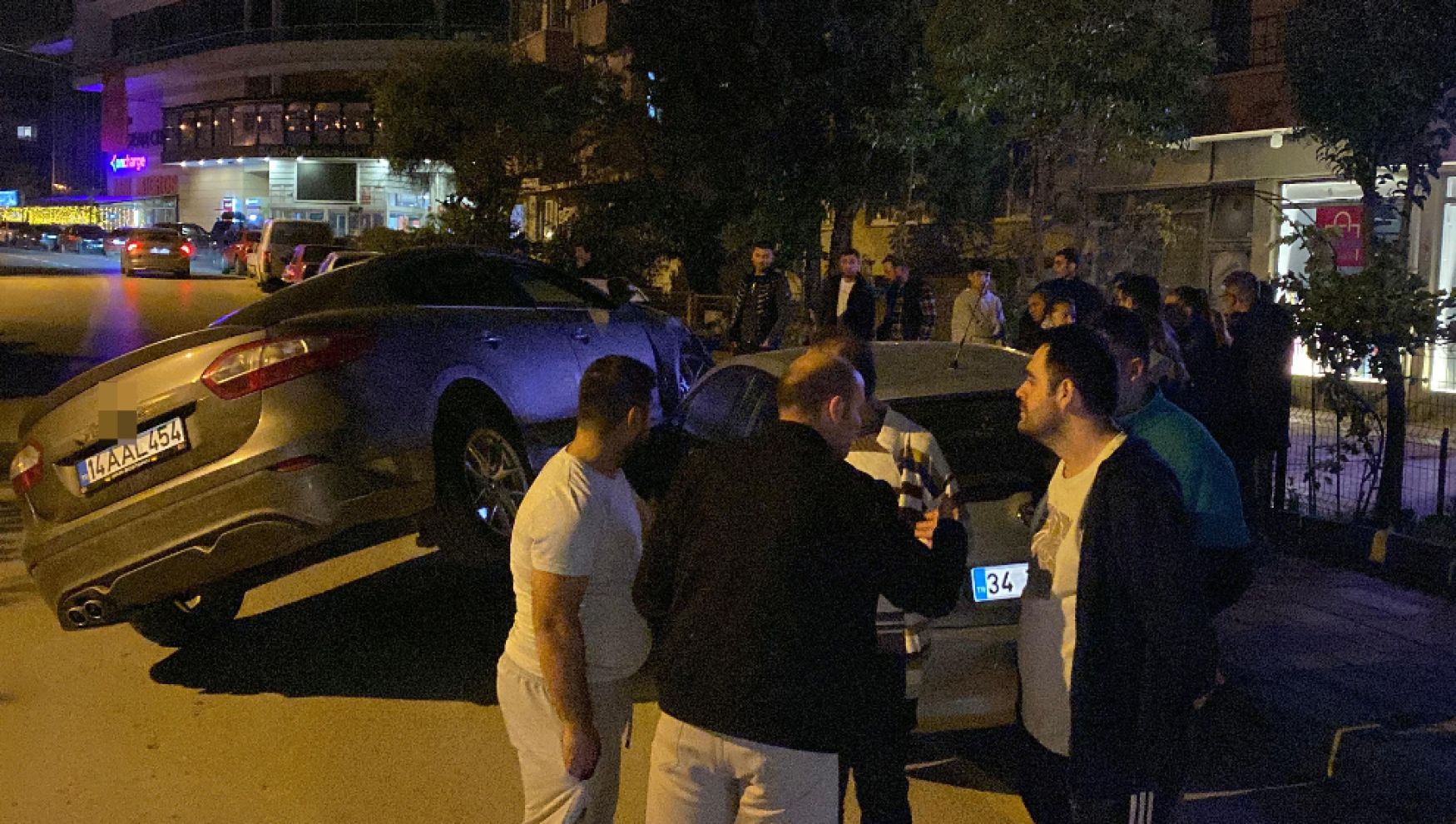 Park halindeki 2 araca çarpıp asılı kaldı: Sürücü olay yerinden kaçtı