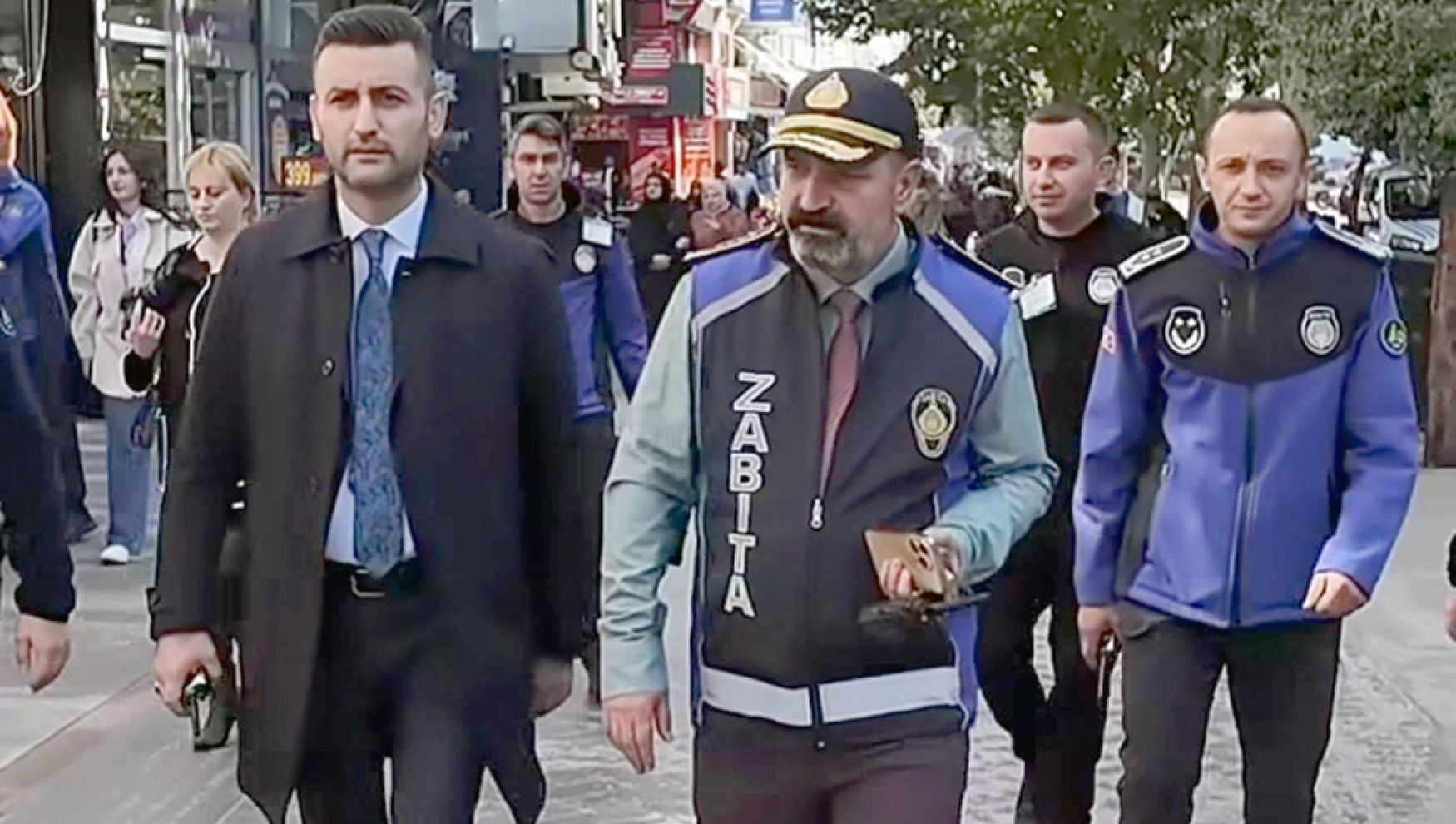 Süleyman başkan zabıta kıyafetiyle sahaya indi
