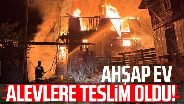 2 katlı ahşap ev küle döndü