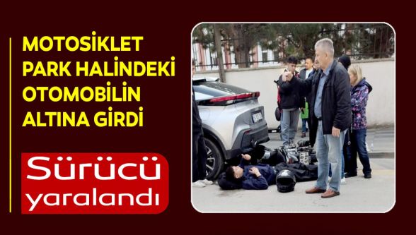 Motosiklet park halindeki otomobilin altına girdi: Sürücü yaralandı
