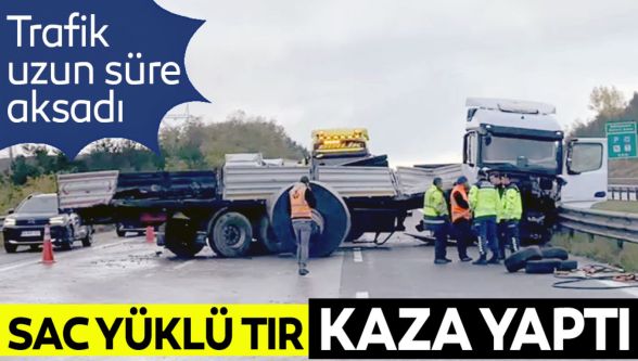 Sac yüklü TIR devrildi, saclar yola savruldu: Otoyol uzun süre kapalı kaldı