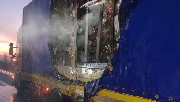 Bolu'da kuruyemiş yüklü tır alev alev yandı