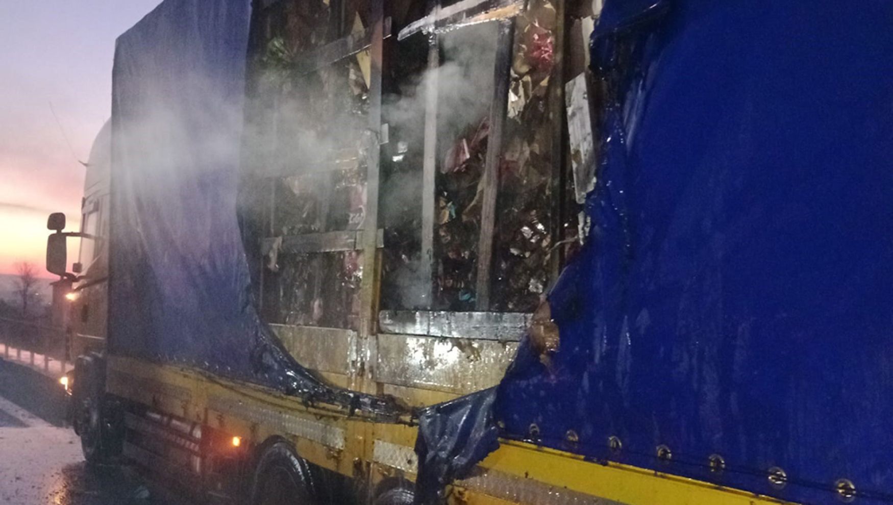 Bolu’da kuruyemiş yüklü tır alev alev yandı