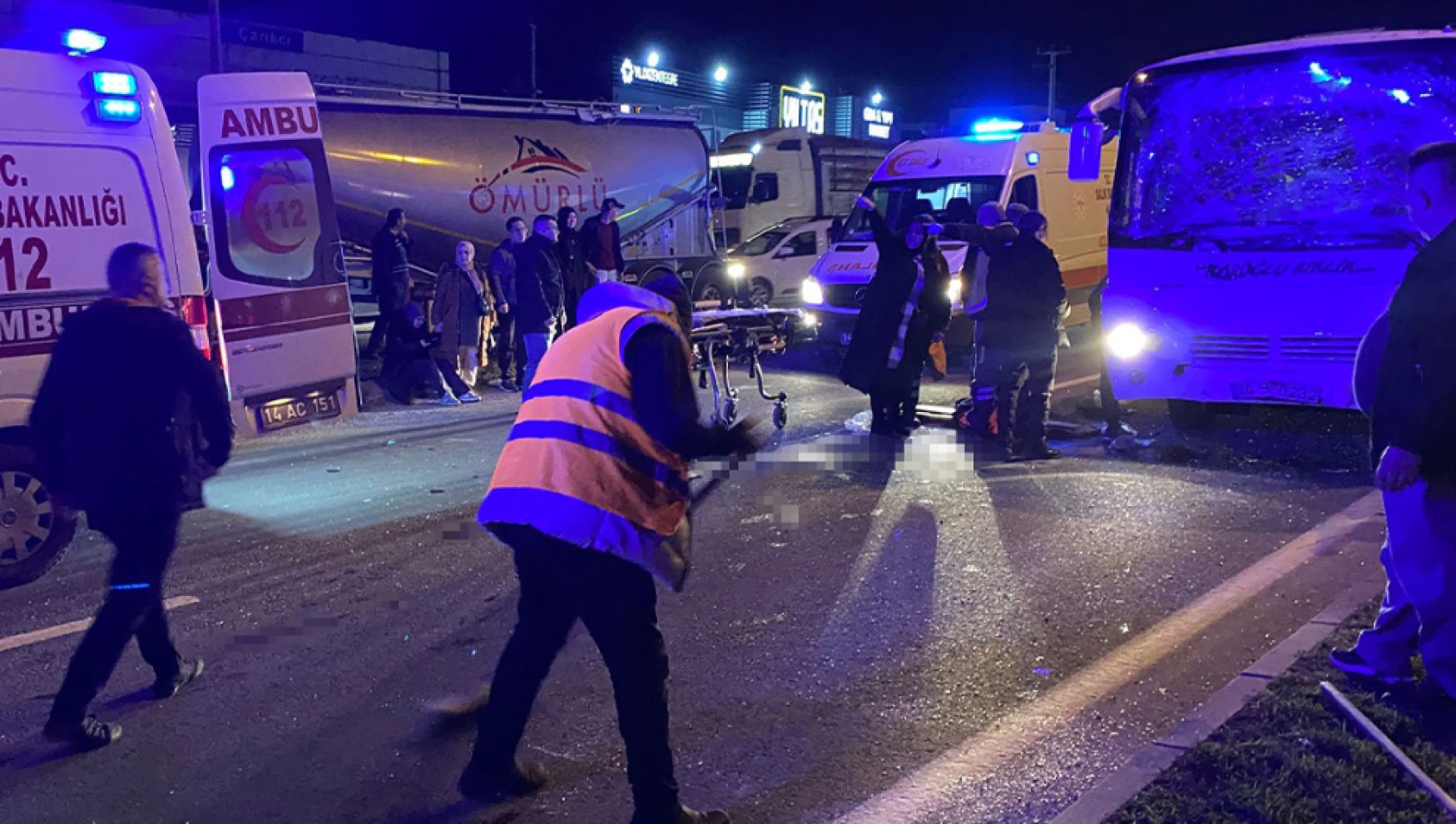 Bolu'da üç servis midibüsü çarpıştı: 11 yaralı