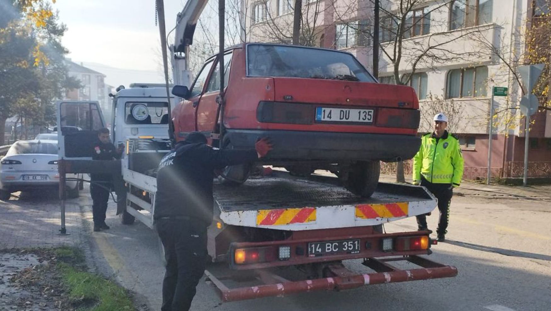 Bolu'da uzun süredir park halindeki hurda araçlar toplanıyor