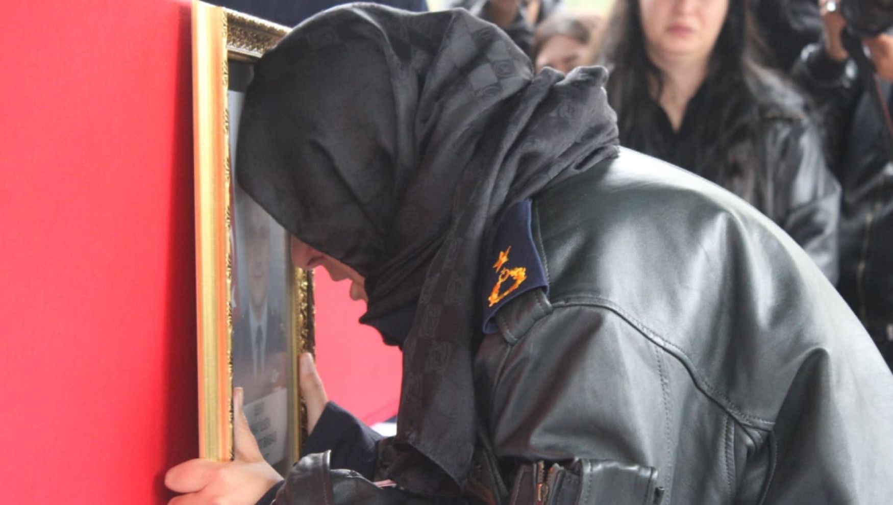 Bolulu şehit pilot son yolculuğuna uğurlandı: Eşi askeri montuyla ayakta durmaya çalıştı