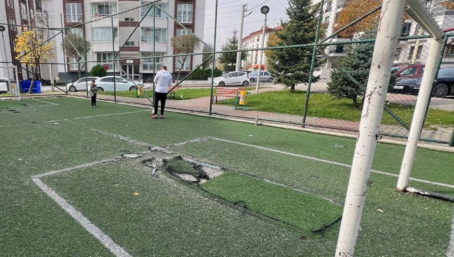 Borazanlar Mahallesi Bozkurt Sokak üzerindeki  halı saha bakımsızlıktan mayın tarlasına döndü