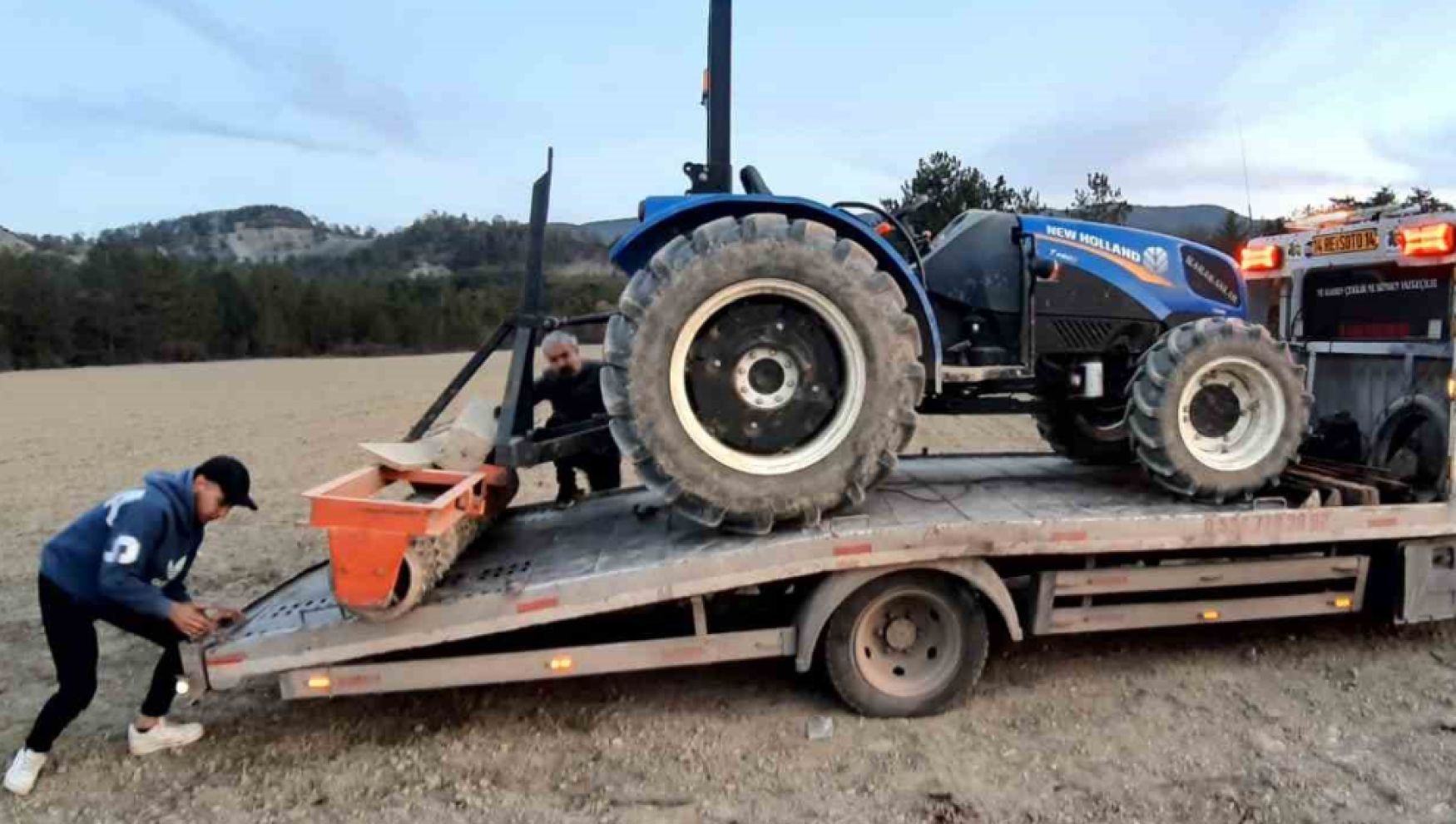 Silindirin altında kalan çiftçi ağır yaralandı