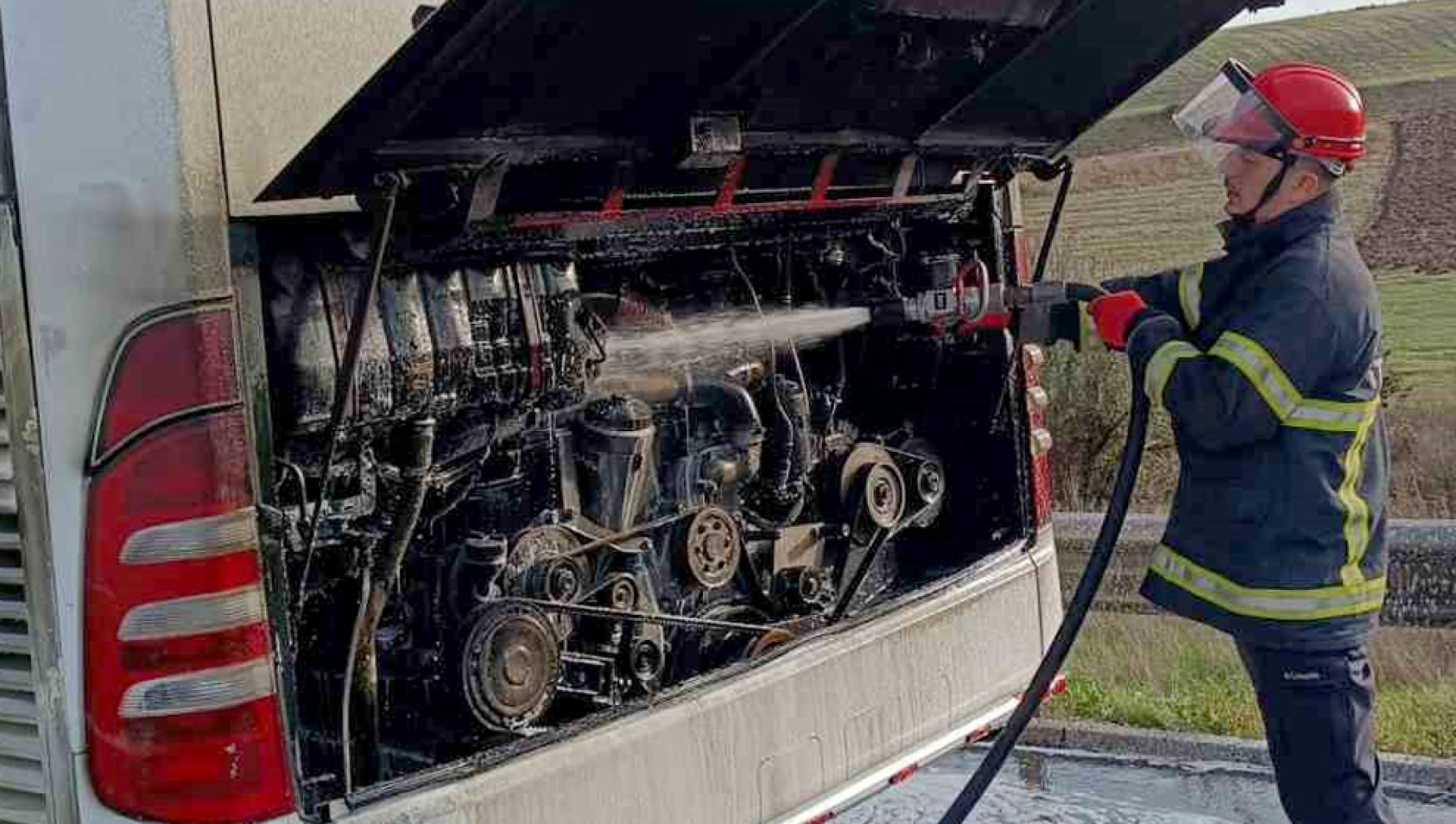 Yolcu otobüsünün motor kısmından alevler yükseldi