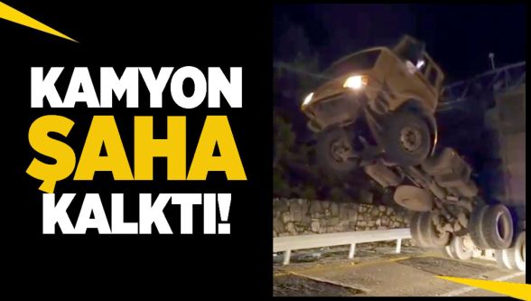 Damperi açık kamyon KGYS direğine çarparak asılı kaldı: 1 yaralı