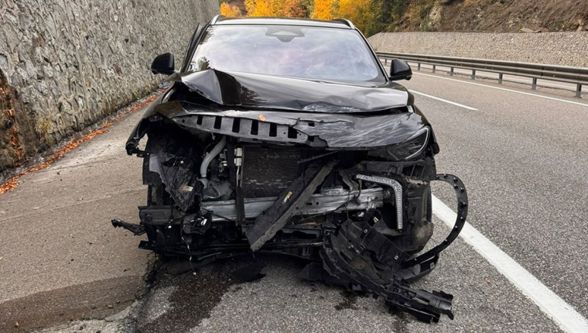 Bolu'da istinat duvarına çarpan otomobil ağır hasar aldı