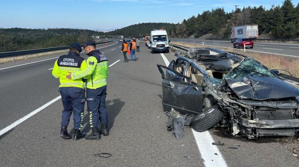 TEM'de can pazarı: Otomobil kamyona çarptı, 3 yaralı