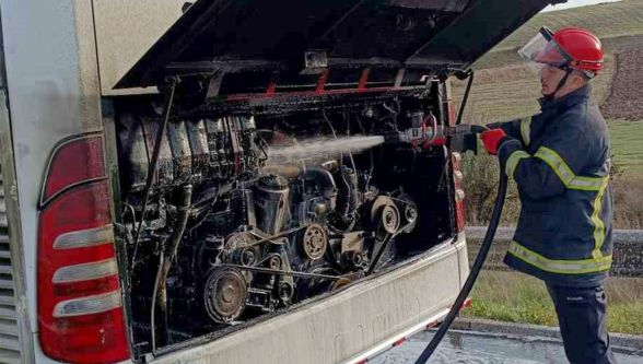 Yolcu otobüsünün motor kısmından alevler yükseldi