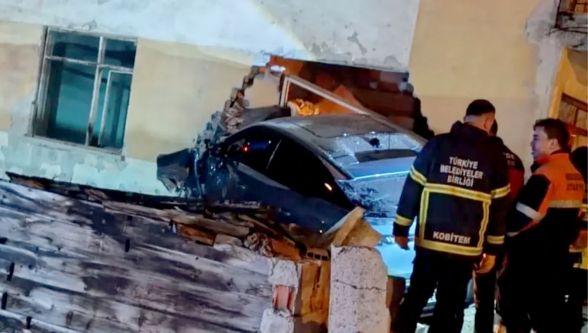 Baş dönmesi yaşayan sürücü, ciple evin duvarını yıkarak içeri girdi