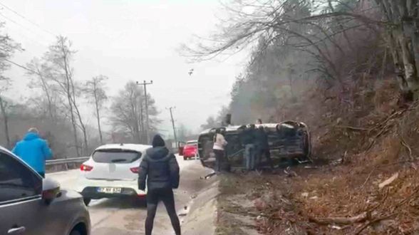 Bolu'da Abant yolu Akçaalan mevkiinde otomobil takla attı