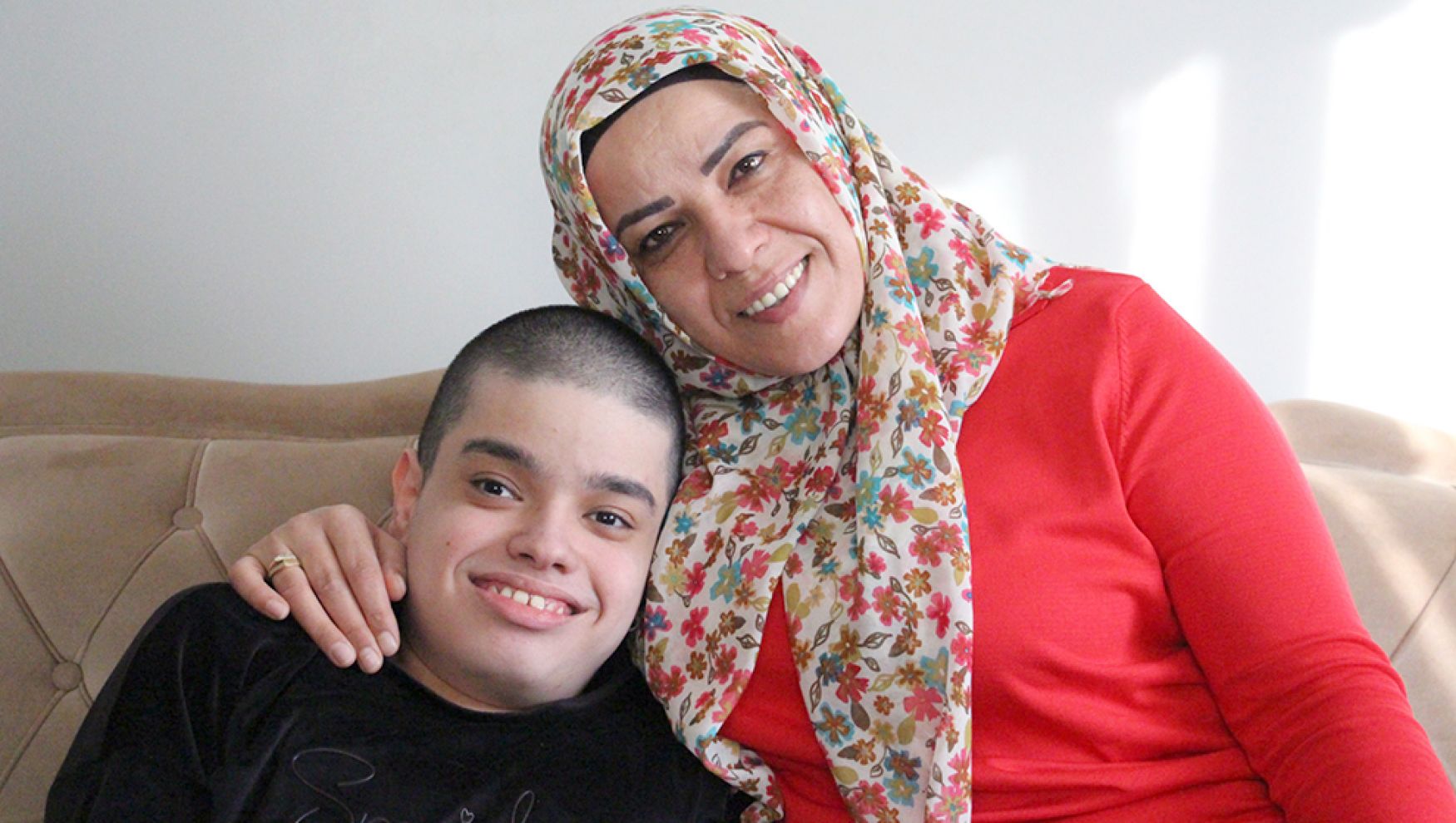 Annenin fedakârlığı: Emirhan’ı 18 yıldır sırtında taşıyor