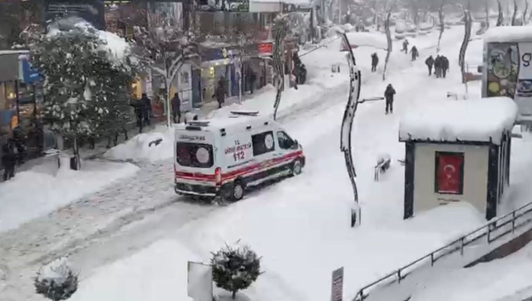 Bolu'da ambulans dakikalarca yolda mahsur kaldı