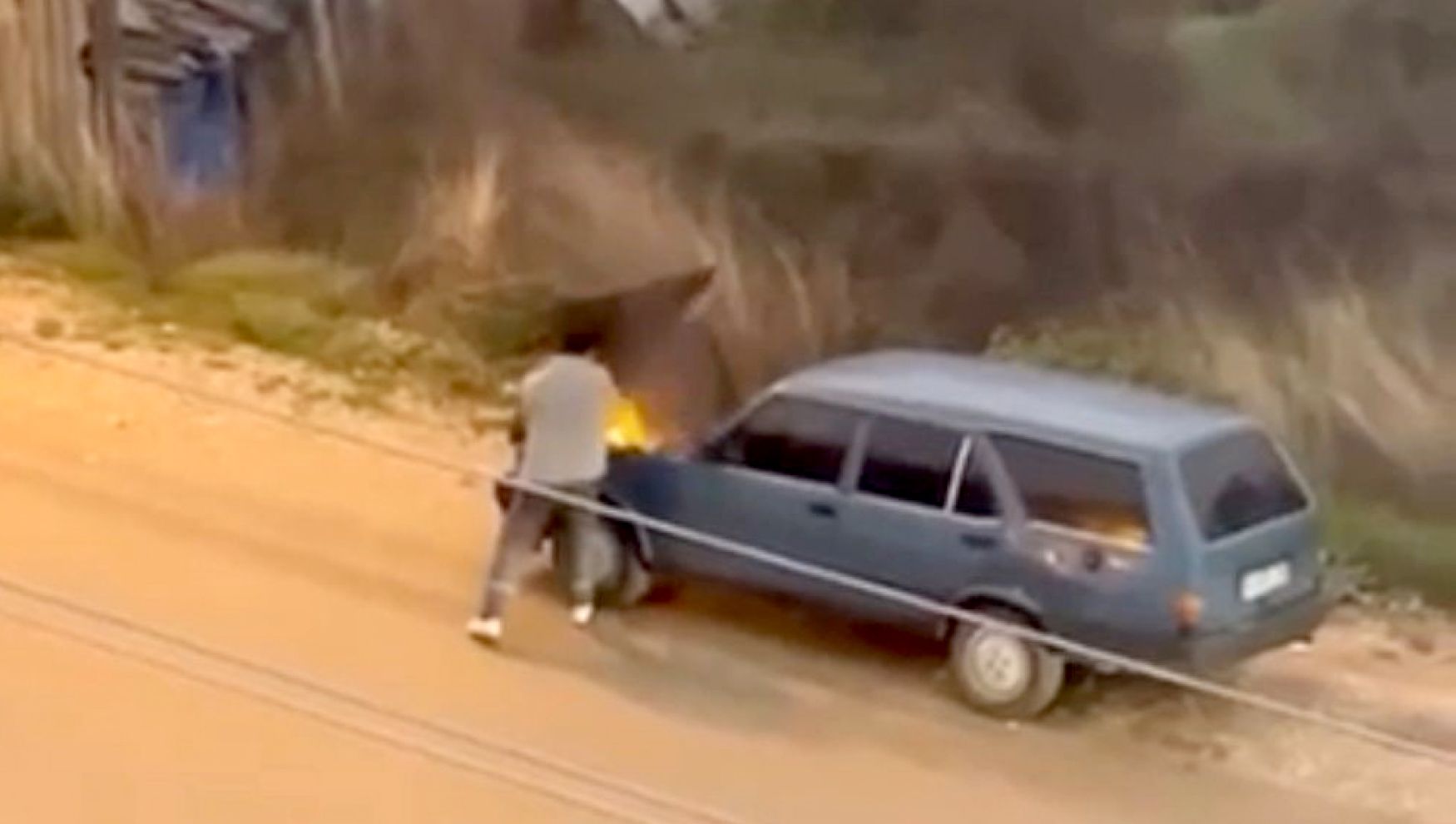 Bolu’da araçta çıkan yangını sürücü kovayla söndürdü