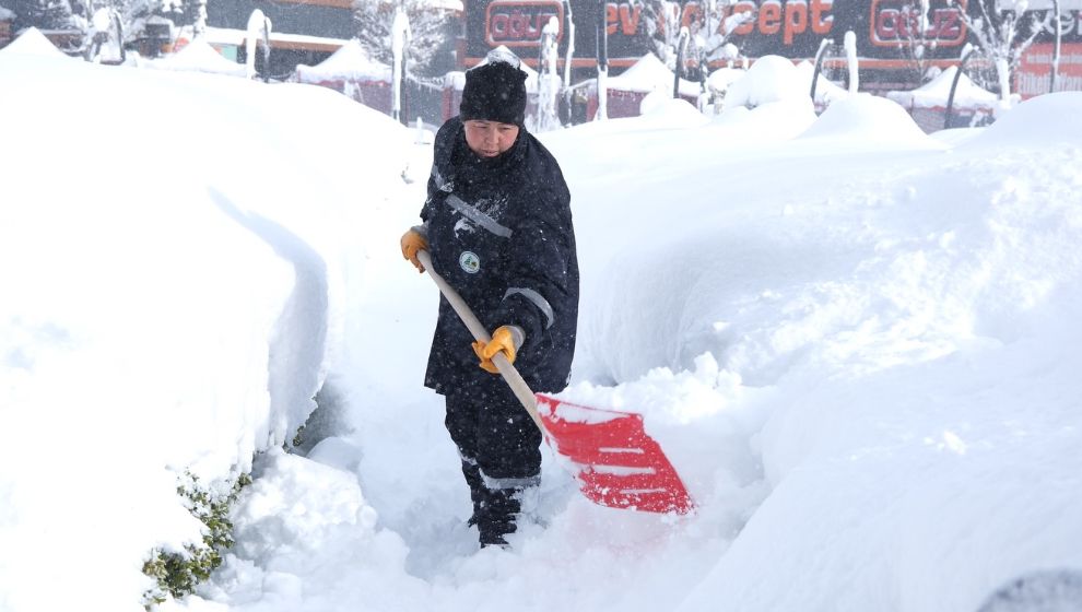 Bolu'da hayat durdu: Kar kalınlığı yarım metreyi buldu