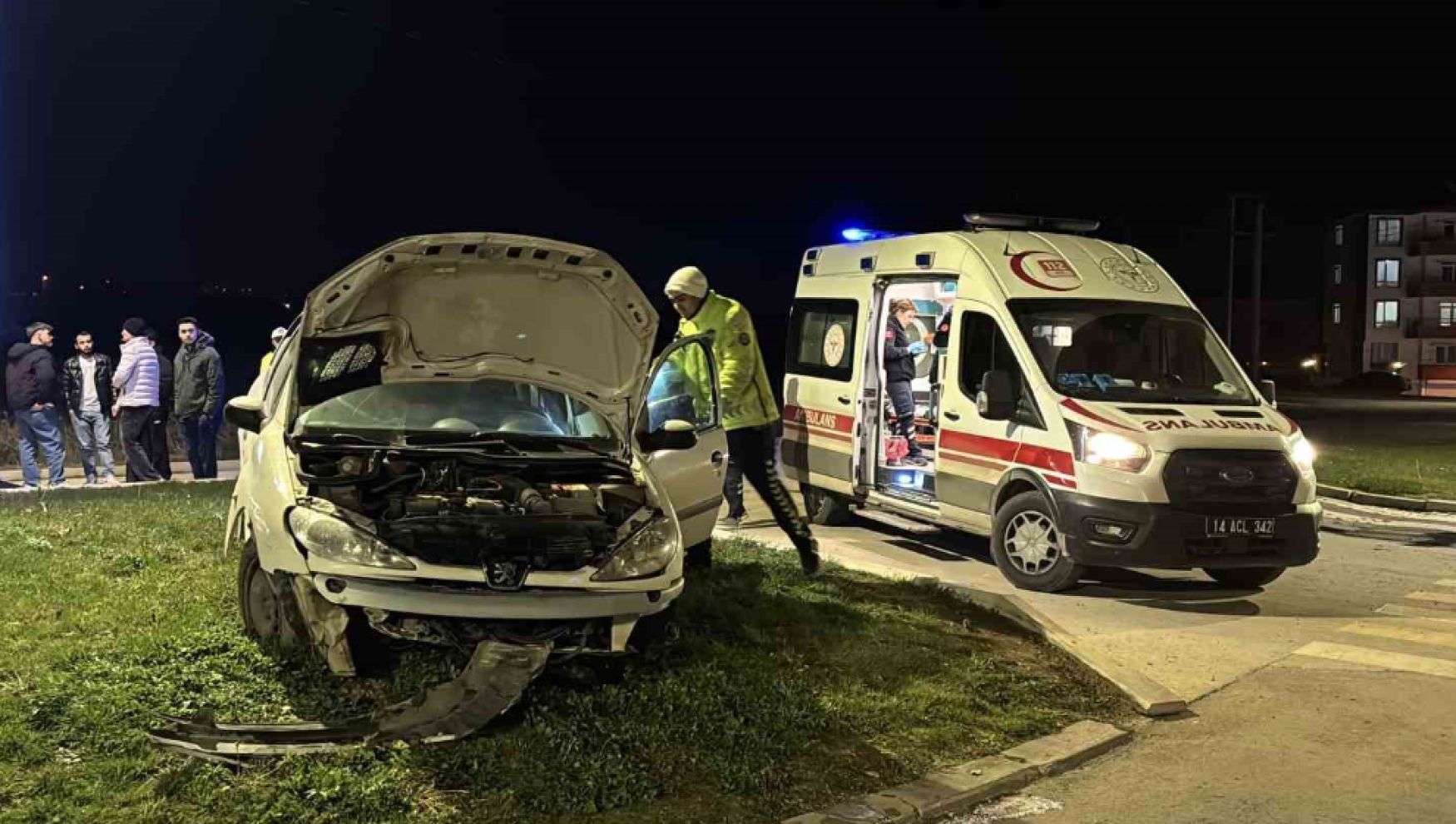 Bolu’da kontrolden çıkan otomobil refüje çarptı