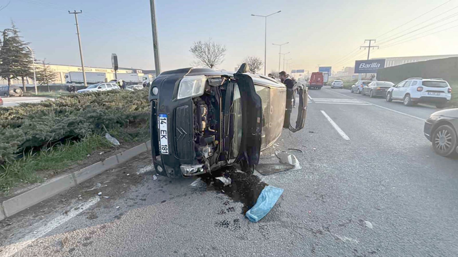 Bolu’da otomobil refüje çarpıp devrildi: Sürücü yaralandı