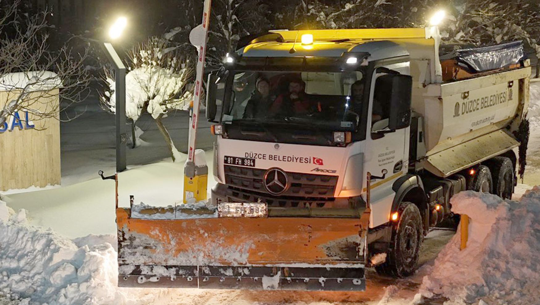 Karla mücadelede yetersiz kalan Bolu Belediyesi’ne ilk destek Düzce’den geldi
