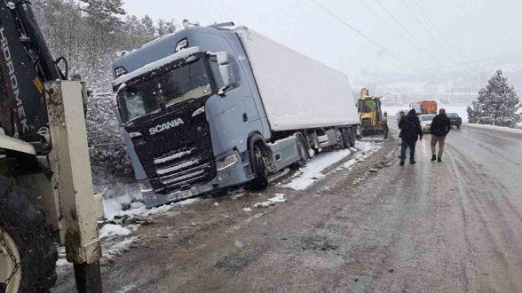 Mudurnu-Nallıhan yolunda kar kazası: Tır şarampole devrildi