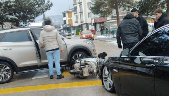 Bolu'da okul önünde korkutan kaza: motosiklet sürücüsü sürüklendi