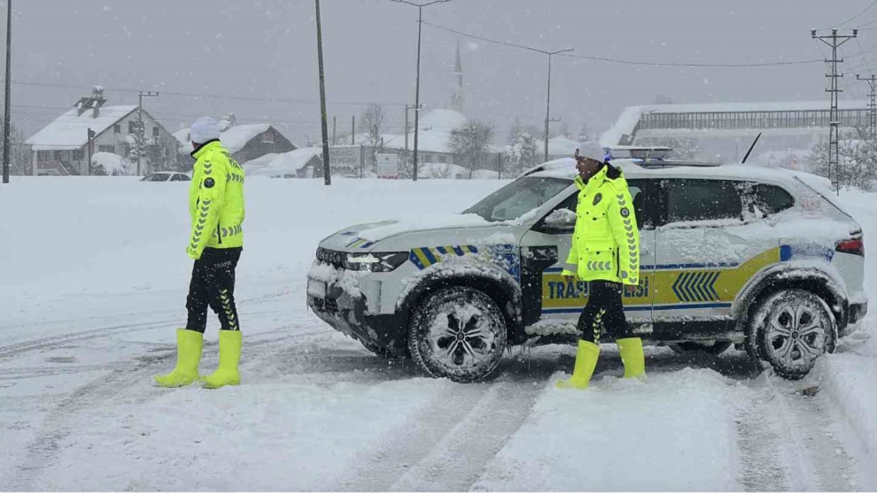 Bolu geçişinde ağır tonajlı ve kış lastiksiz araçlara kar engeli