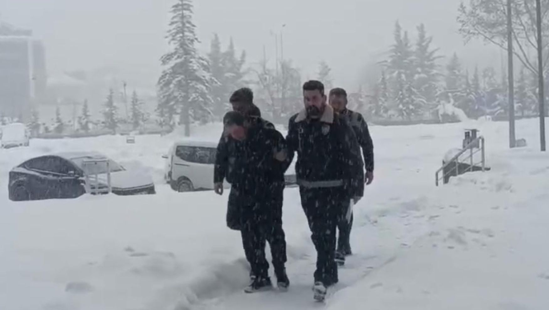 Bolu'da büfe soygunu: 140 bin liralık sigarayla yakalandı