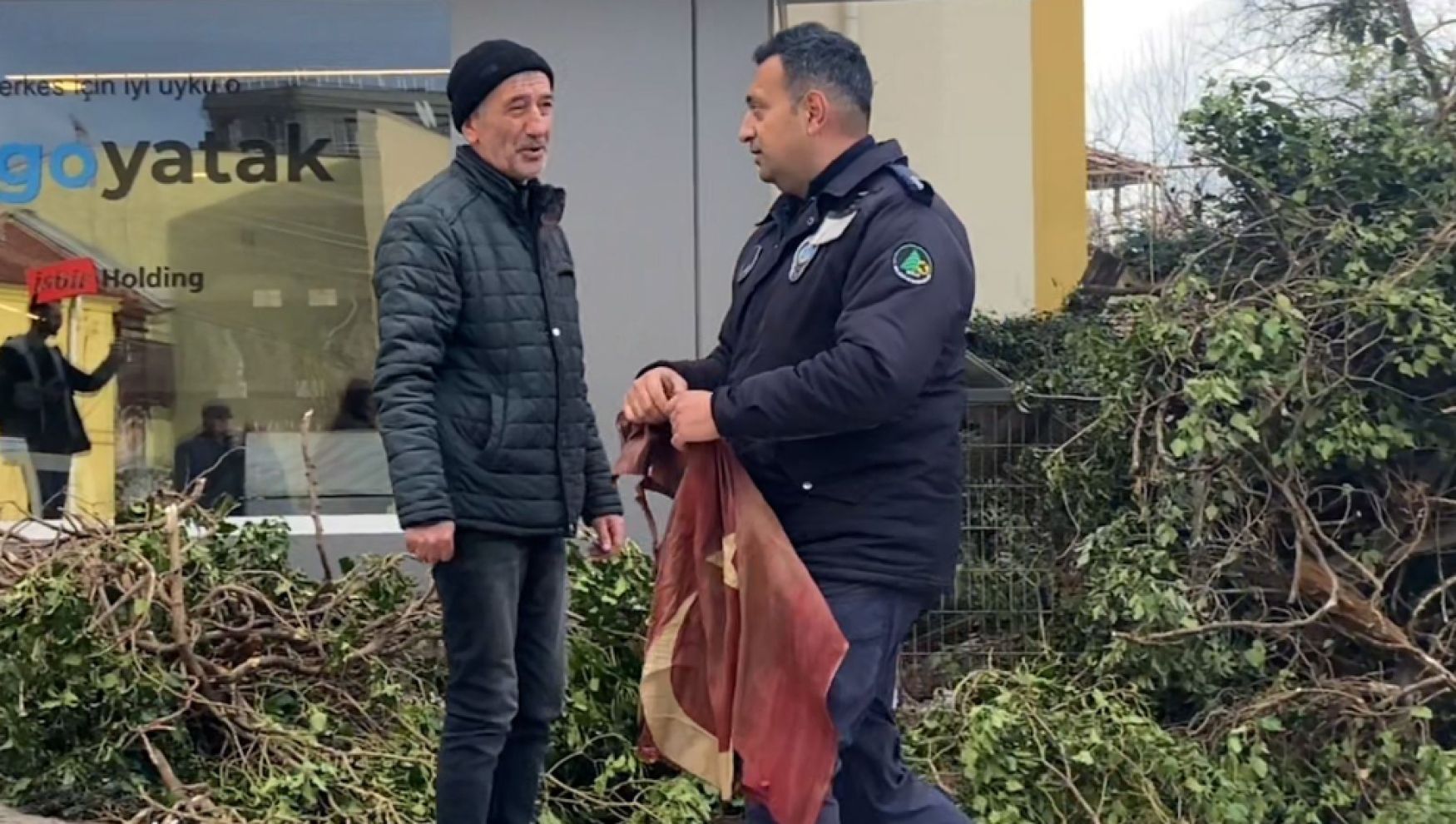Bolu’da yıkım durdu, Türk bayrağı için kepçeye çıktı