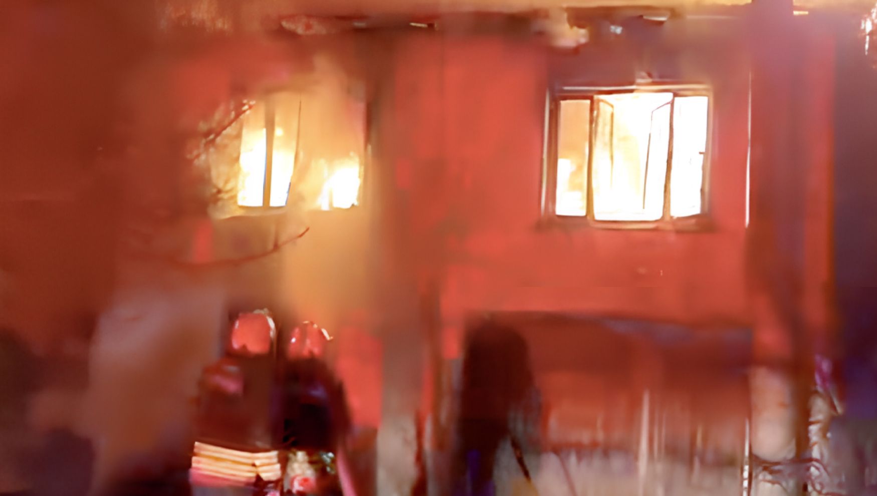 Karaçayır Mahallesi'nde ahşap ev alevlere teslim oldu