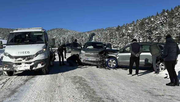 Kartalkaya yolunda buzlanma kazaya neden oldu: iki cip kafa kafaya çarpıştı