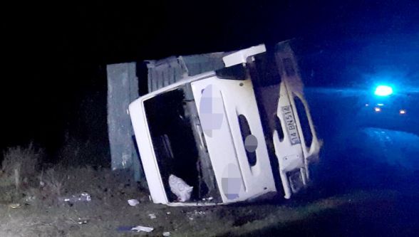 Mudurnu'da kamyon şarampole devrildi, 1 kişi yaralandı