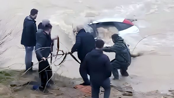 Bolu'da dereye gömülen otomobil paniğe neden oldu