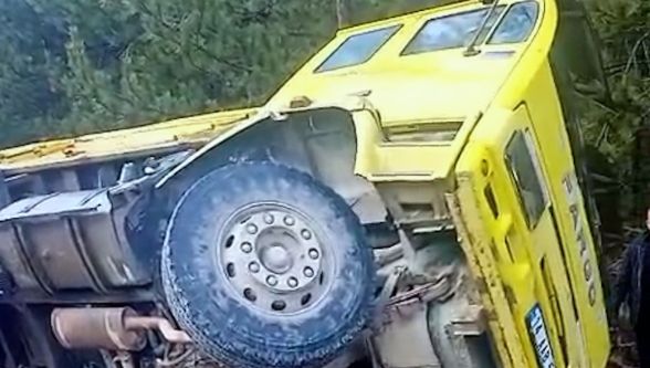 Bolu'da lastiği patlayan hafriyat kamyonu devrildi: 1 yaralı