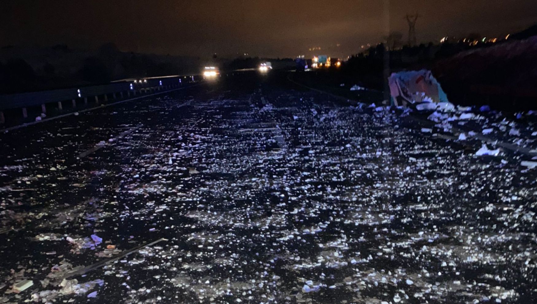 Anadolu Otoyolu'nda dorseden düşen fayanslar trafiği durdurdu