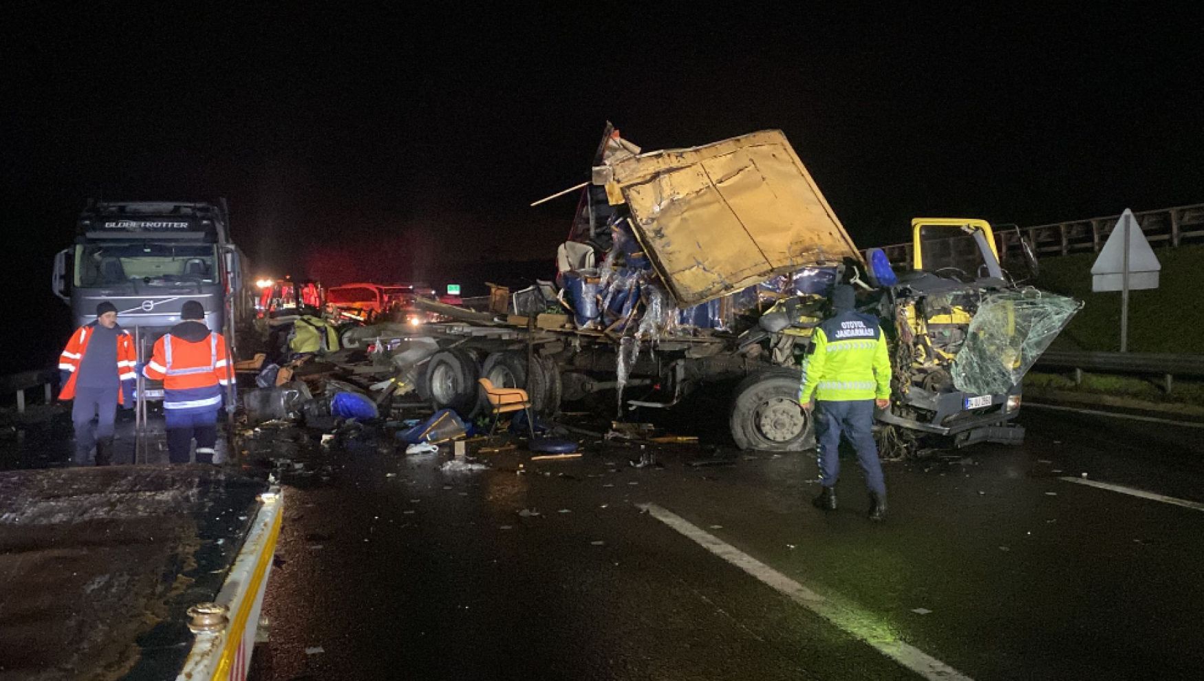Anadolu Otoyolu'nda kamyon ile tır çarpıştı: Otoyol savaş alanına döndü