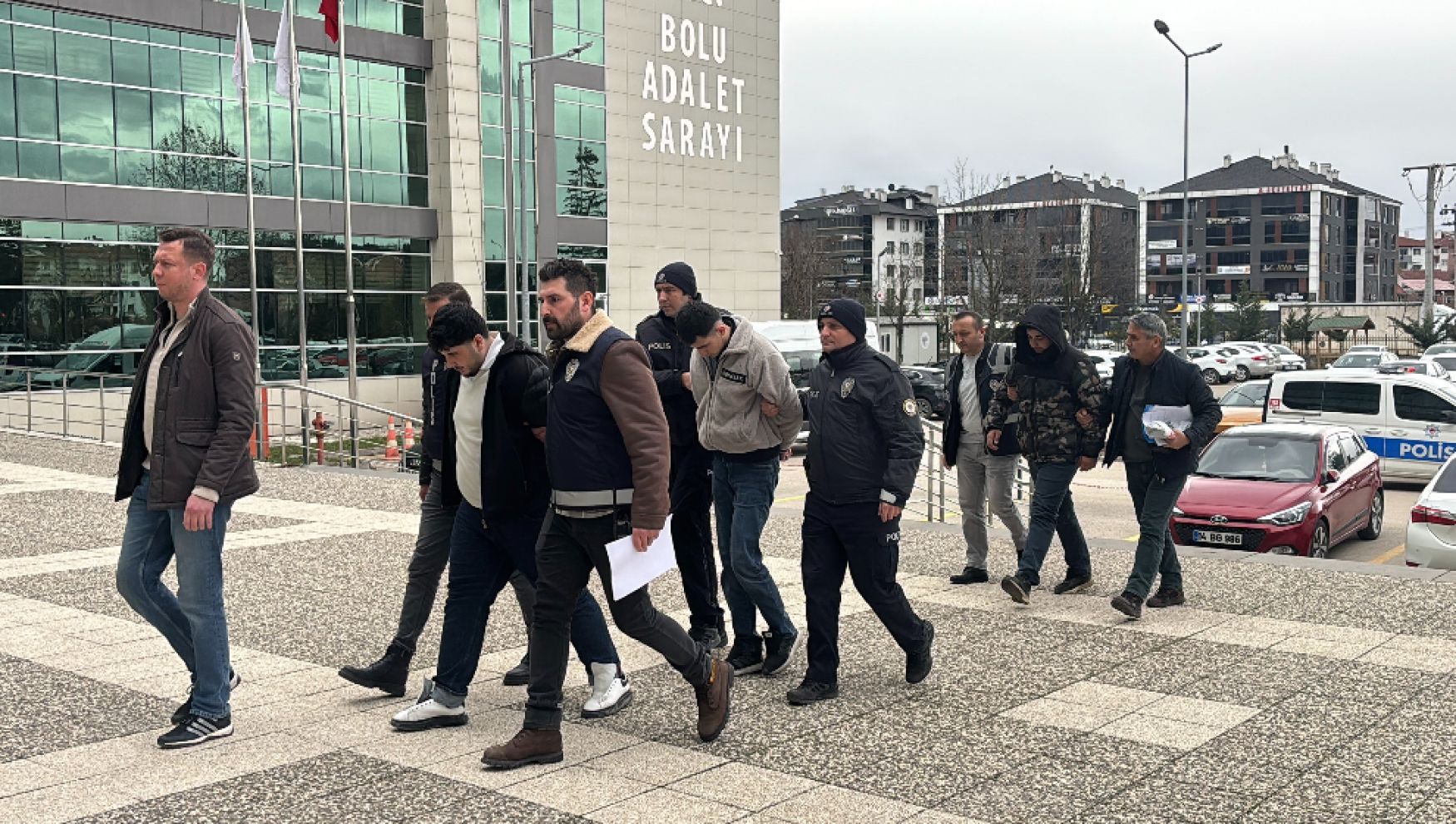 Bolu’da yaşlı çifti “polisiz” diyerek 2,3 milyon lira dolandırdılar